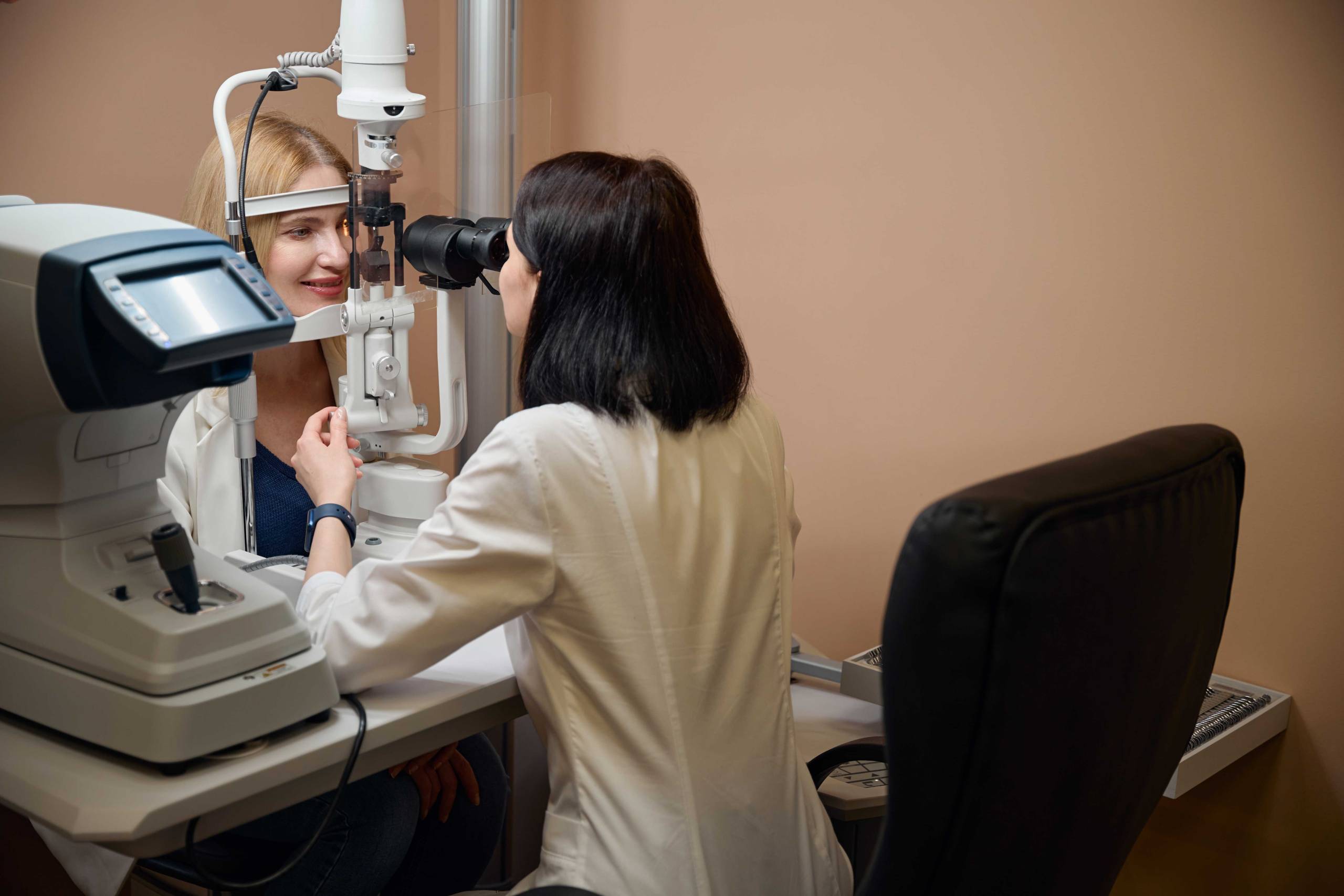 ophthalmologist-checks-foreign national-Giridhar Eye Institut Kochi ophthalmologist-checks-foreign national-Giridhar Eye Institut Kochi